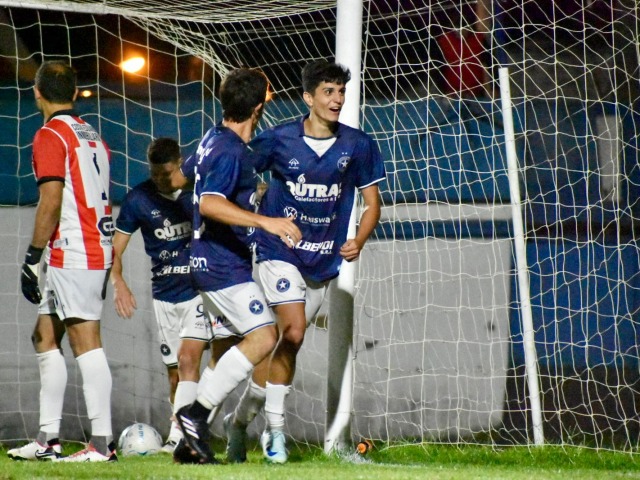 Racing se meti en cuartos de final con una goleada